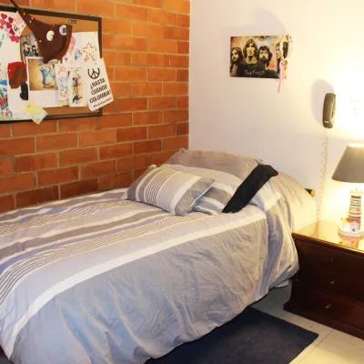 Habitación individual amoblada con baño privado